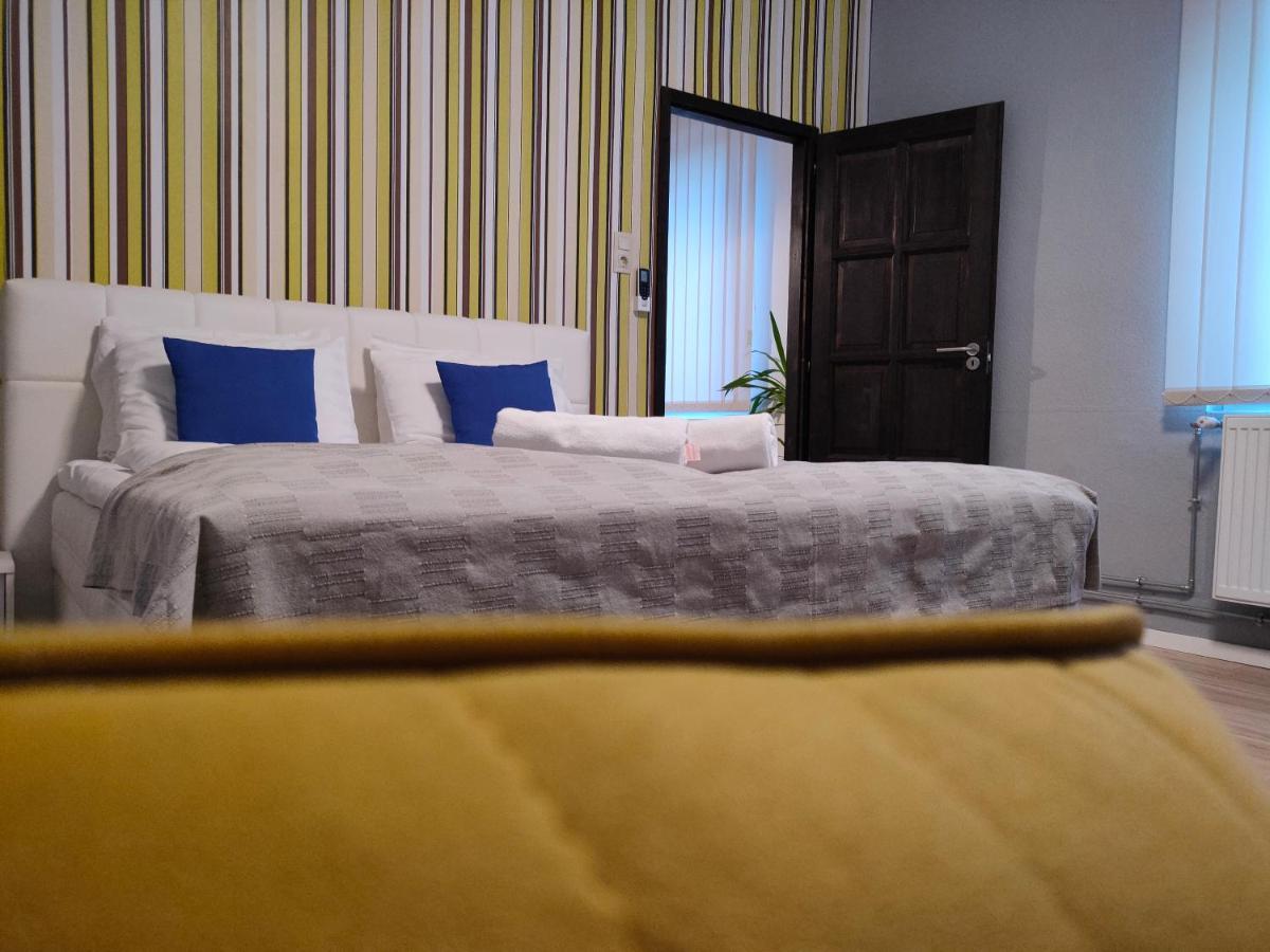 Апартаменти Pe-Ki Apartman Petfurdo Varpalota Екстер'єр фото
